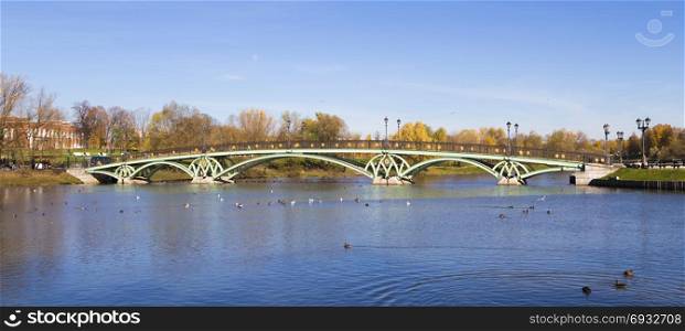 The bridge across the pond. Moskyva. Tsaritsyno