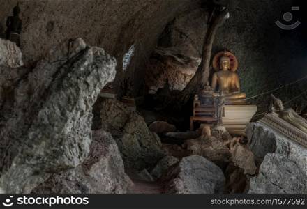 The buddha image within Sumangklo Cave and it is the oldest and limestone cave temples at Lampang Province. No focus, specifically.