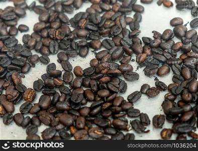 The coffee beans that have been roasted successfully Set aside to heat up, waiting to be brought to detail.