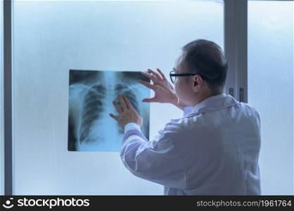 The doctor is analytic X-ray film , showing to patient , Health care concept