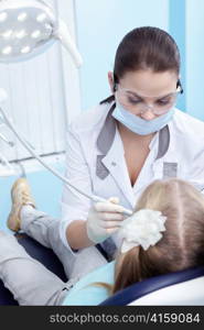 The doctor treating your child&acute;s teeth in the dental clinic
