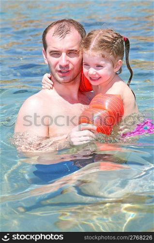 The father with a daughter in the sea