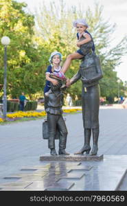 The girls climb the sculpture first teacher, located in the Krasnoarmeysk district of Volgograd Boulevard Engels