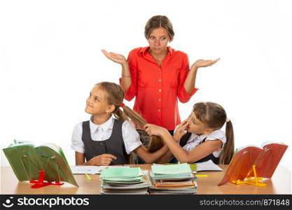 The girls in the lesson made a squabble, the teacher does not know what to do with them