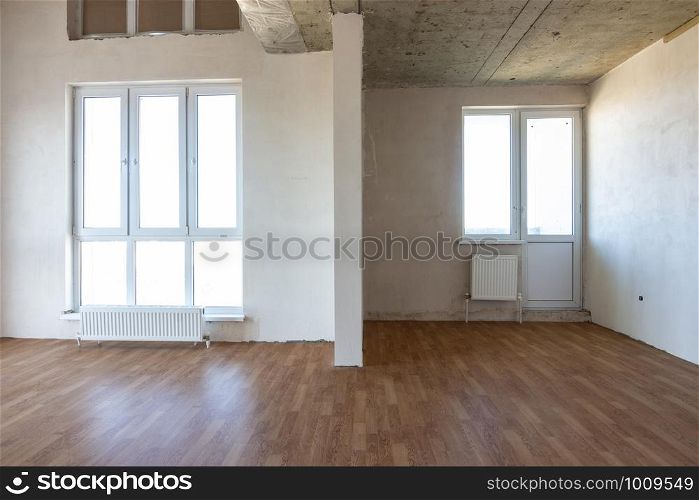The interior of the empty room with a fine finish and laminated flooring