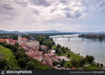 The MA?ria ValAria bridge joins Esztergom in Hungary and AtA?rovo in Slovakia, across the River Danube.