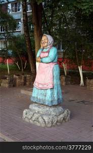 The monument to the old woman of the nursery tale on a city street