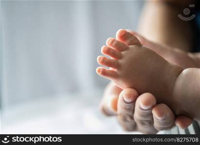 The mother’s hand graced the feet of the newborn.