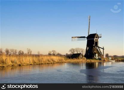 The Oudendijks Molen is a windmill along the river Giessen close to Hoornaar in the Dutch region Alblasserwaard. The Oudendijks Molen along the river Giessen near Hoornaar
