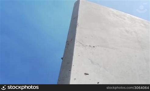 the Radio Tower in West-Berlin occurs behind a concrete wall, Szene zeigt eine Kamerafahrt beginnend von einer Betonwand und endend mit freier Sicht auf den West-Berliner Funkturm
