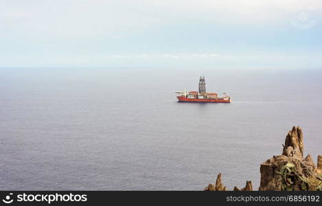 The ship is moored at the oil platform for unloading