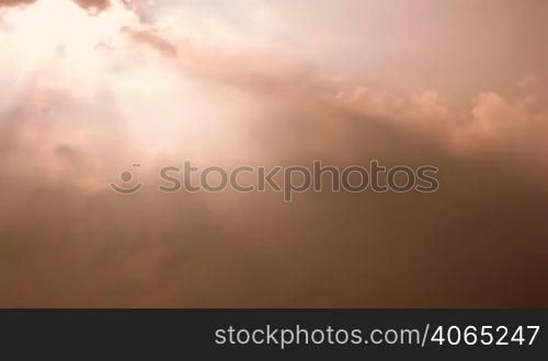 the sun&acute;s rays through the clouds