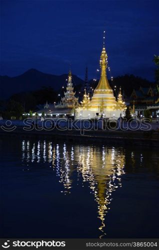 the Temple of Wat Jong Kham and Jong Klang on the lake Nong Jong Kham in the village of Mae Hong Son in the north provinz of Mae Hong Son in the north of Thailand in Southeastasia.. ASIA THAILAND MAE HONG SON