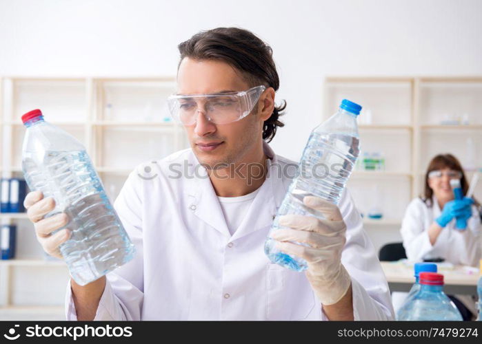 The two chemists working in the lab. Two chemists working in the lab