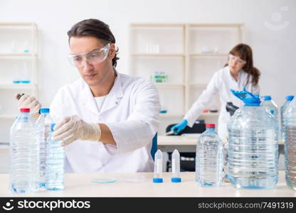 The two chemists working in the lab. Two chemists working in the lab