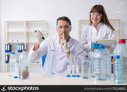 The two chemists working in the lab. Two chemists working in the lab