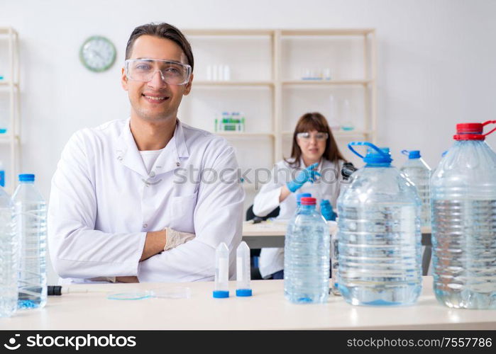 The two chemists working in the lab. Two chemists working in the lab