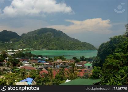 The view from the Viewpoint on the Town of Ko PhiPhi on Ko Phi Phi Island outside of the City of Krabi on the Andaman Sea in the south of Thailand. . THAILAND
