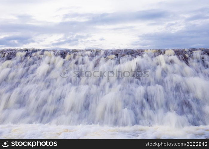 The water overflows the reservoir in the rainy season.