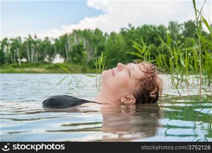 The woman blindly swims in the lake