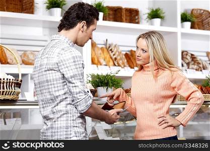 The young couple argues at a shop show-window