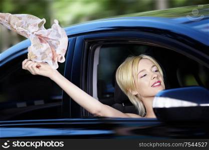 The young girl develops a scarf out of car windows