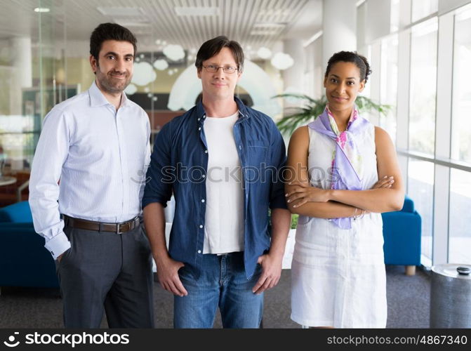 Three collegues standing next to each other in an office