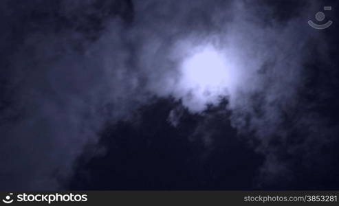 Time lapse of a full moon night with clouds passing by - Zeitraffer vom Mond mit vorbeiziehenden Wolken