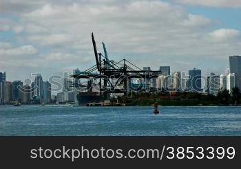 Time lapse of container ship being unleaded in the port of Miami --- Zeitrafferaufnahme eines Contrainerschiffes beim Entladen im Hafen von Miami