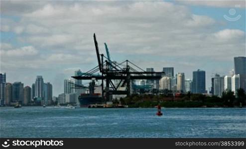 Time lapse of container ship being unleaded in the port of Miami --- Zeitrafferaufnahme eines Contrainerschiffes beim Entladen im Hafen von Miami