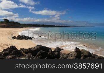 Time lapse of Hapuna Beach in Hawaii on a beautiful day, mountain in the background