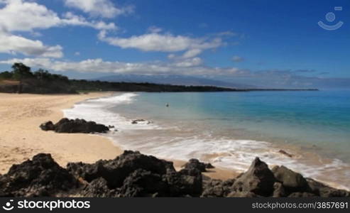 Time lapse of Hapuna Beach in Hawaii on a beautiful day, mountain in the background