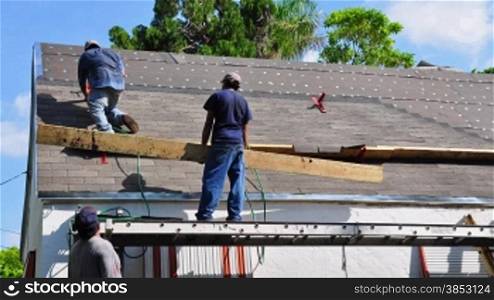 Time lapse of roofers in Miami, Florida installing new shingles on a residential home - Dacharbeiter in Miami installieren neue Dachschindeln