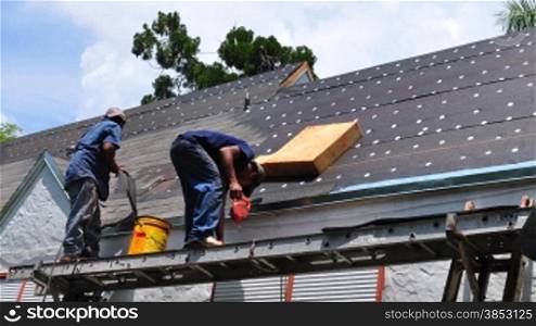 Time lapse of roofers in Miami, Florida installing new shingles on a residential home - Dachdecker in Miami installieren neue Dachschindeln