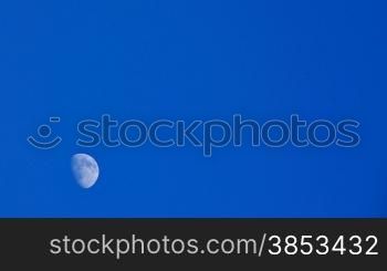 Time lapse of the moon passing through the frame, taken in the afternoon - Zeitraffer vom Mond an einem Nachmittag