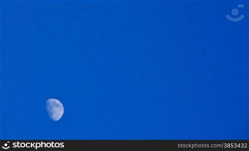 Time lapse of the moon passing through the frame, taken in the afternoon - Zeitraffer vom Mond an einem Nachmittag