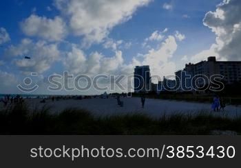 Time lapse of tourist on South Beach, Miami - Zeitraffer von Touristen am South Beach in Miami