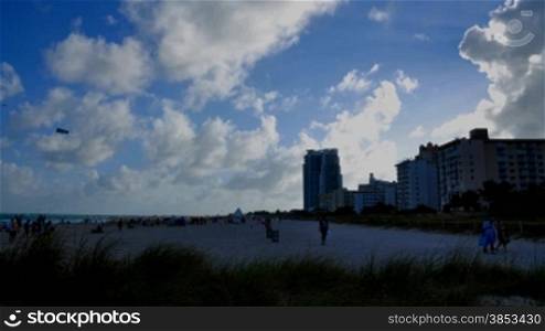 Time lapse of tourist on South Beach, Miami - Zeitraffer von Touristen am South Beach in Miami