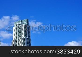 Time lapse of upper section of skyscraper in Miami with fast moving clouds - Zeitraffer eines Wolkenkratzers in Miami, Florida.