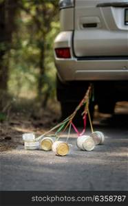 tin cans tied with ribbons for the wedding car