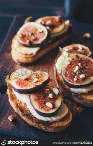 Toasts with cheese and figs