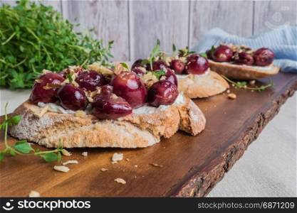 Toasts with goat cheese, grapes, nuts and honey.