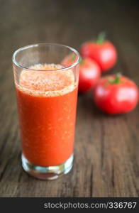 Tomato juice with fresh tomatoes