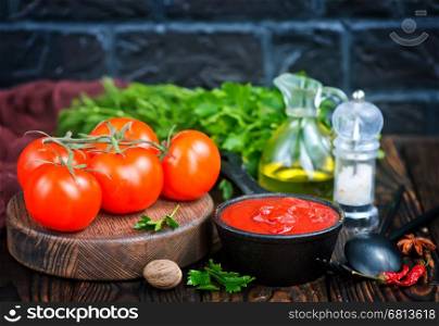 tomato sauce and fresh tomato on a table