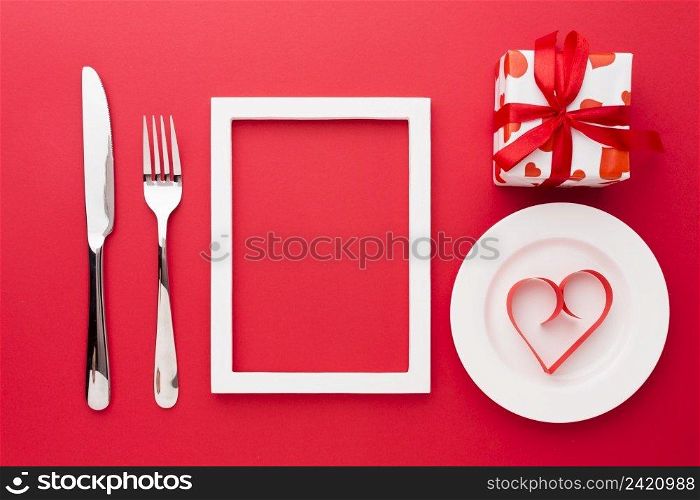 top view paper heart shape plate with frame cutlery