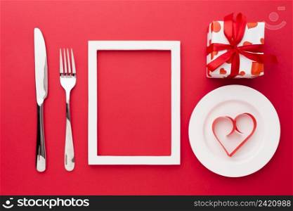 top view paper heart shape plate with frame cutlery