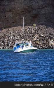 Tourboat in the sea, Captain Cook&acute;s Monument, Kealakekua Bay, Kona Coast, Big Island, Hawaii islands, USA