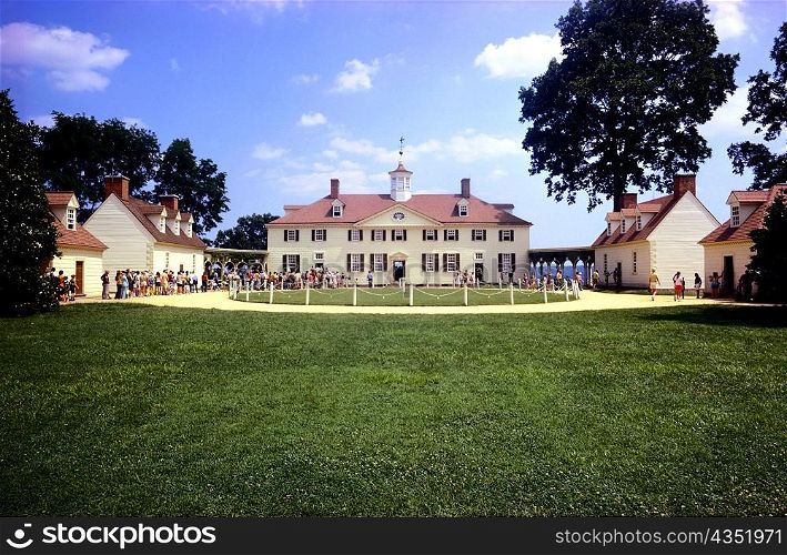 Tourist in front of a house, Mount Vernon, Virginia, USA