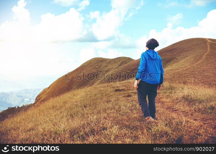 Tourist trail hiking in the forest Traveler Man crossing the mountain Traveler concept