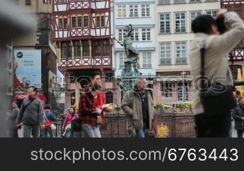 Touristen am Gerechtigkeitsbrunnen mit der Brunnenfigur Justitia, am R?merberg. (Frankfurt am Main)